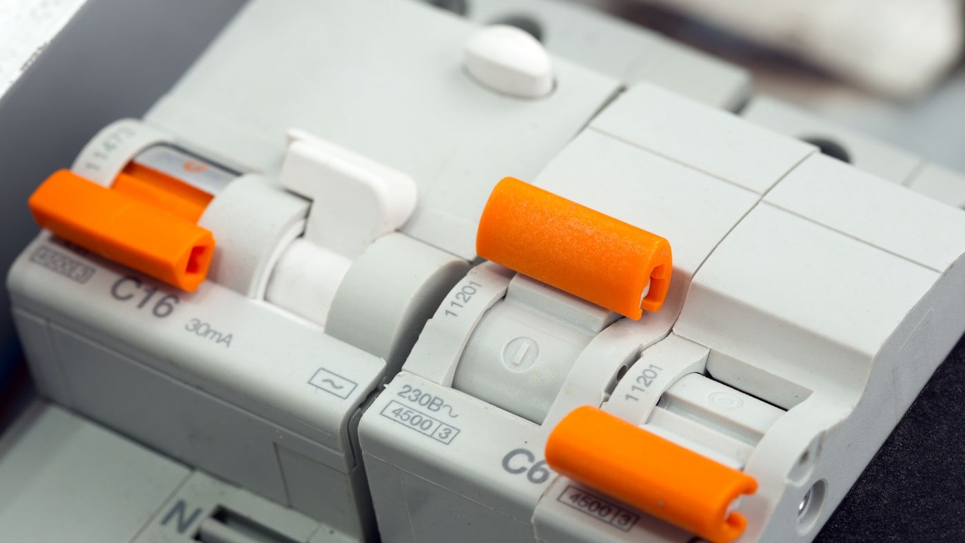 Miniature circuit breakers and residual current devices on a DIN rail